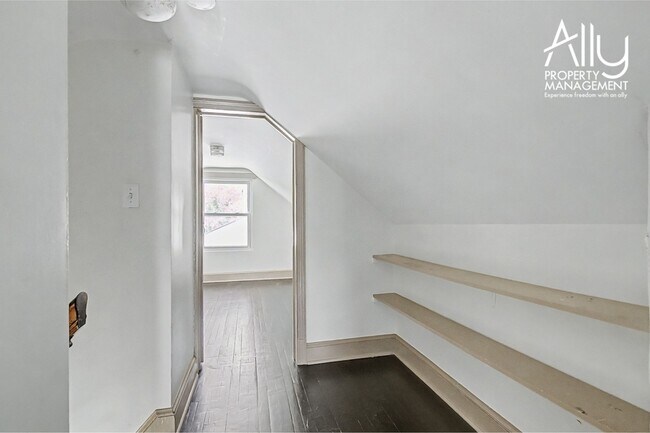 Building Photo - 2550 Woodland Dr