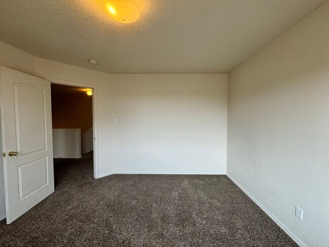Building Photo - 4 bed 2.5 bath home in Huning Ranch