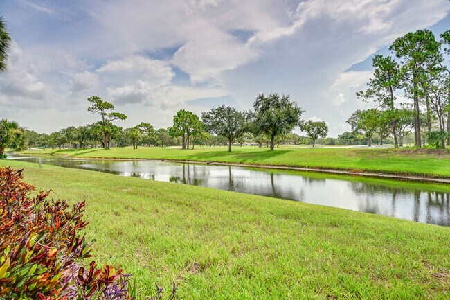 Building Photo - 745 W Country Club Dr