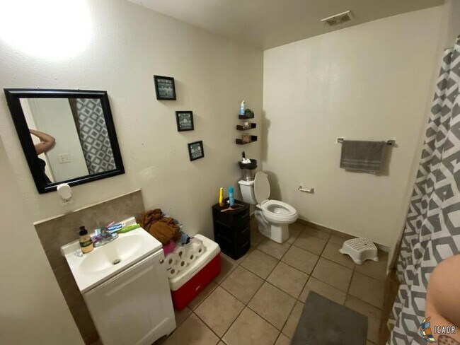 Building Photo - 464 1/2-464 1/2 W Olive Ave