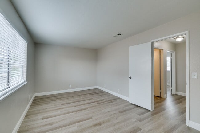 Building Photo - Upgraded 3bedroom house near Buffalo and Washington with easy access to Summerlin Pkwy.