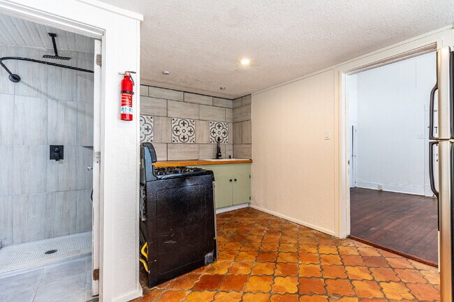 Building Photo - 426 W Woodlawn Ave