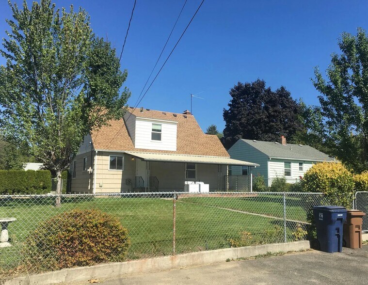 Building Photo - 2827 W Sanson Ave
