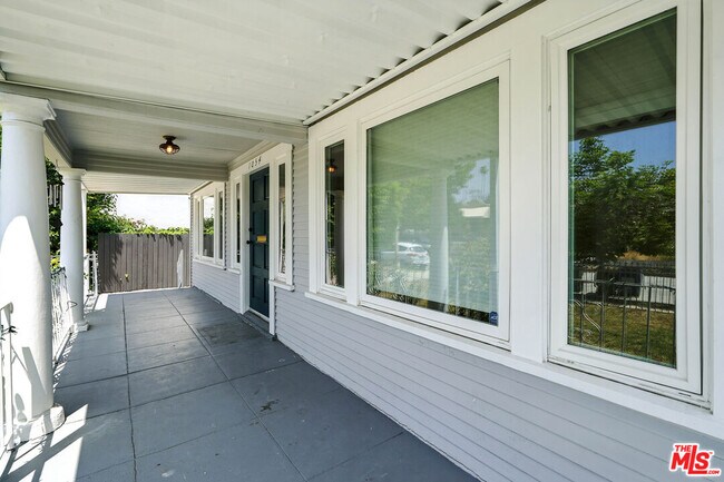 Building Photo - 1054 S Plymouth Blvd
