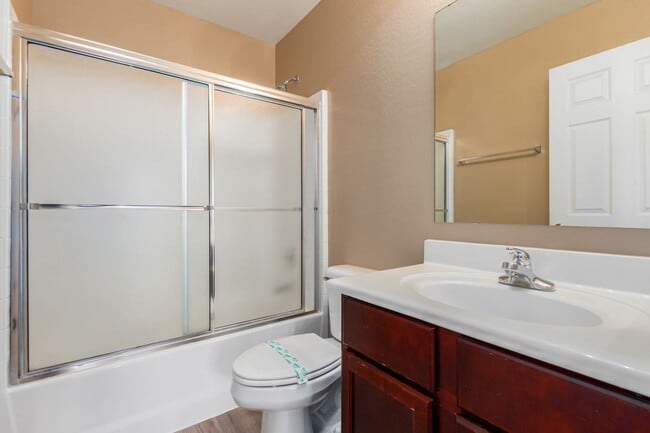 Building Photo - Spacious 4 bedroom home with full bath and...