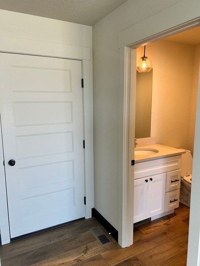 Building Photo - 3 Bed / 2.5 Bath Townhouse with Fenced Yard – Great Kalispell Location!