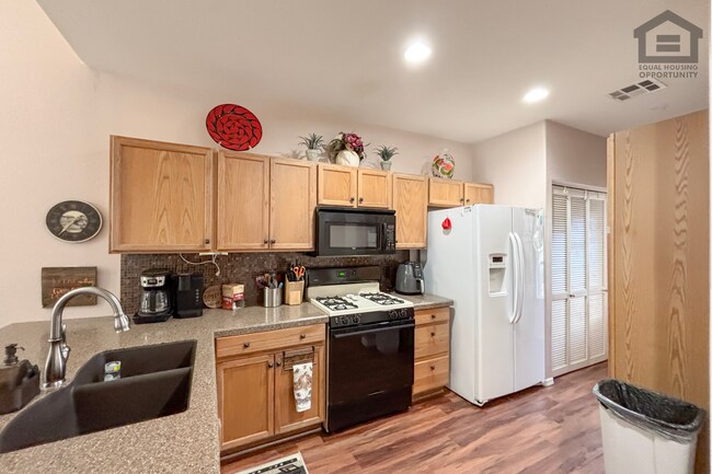 Building Photo - 205 N 74th St