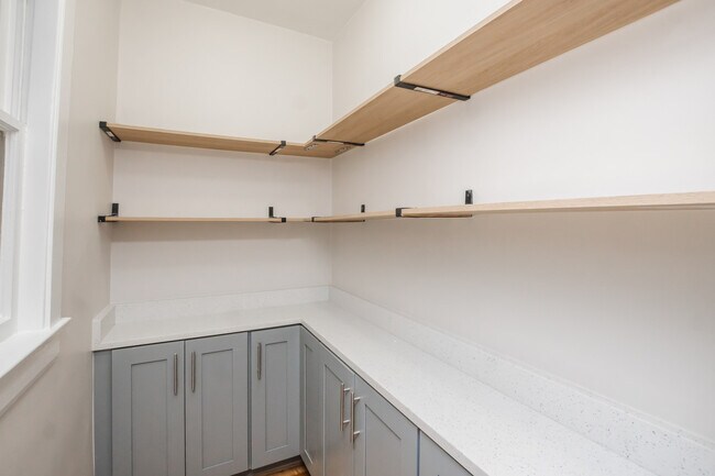 Building Photo - 2136 N Avers Ave