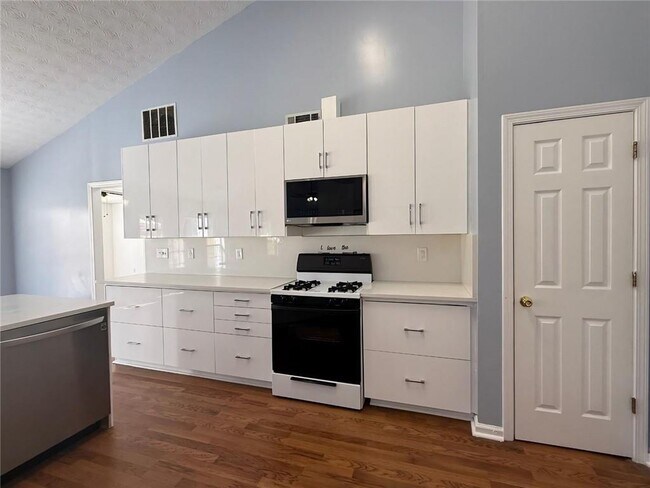 Building Photo - 2029 Manor Oak Ln NE