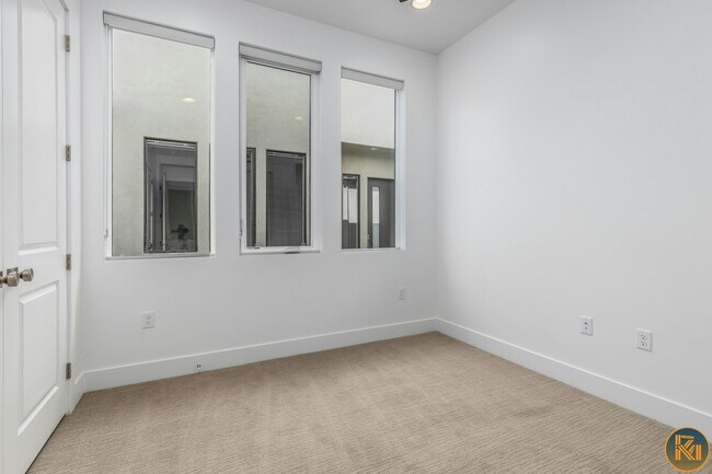 Building Photo - 2814 Oak Cir