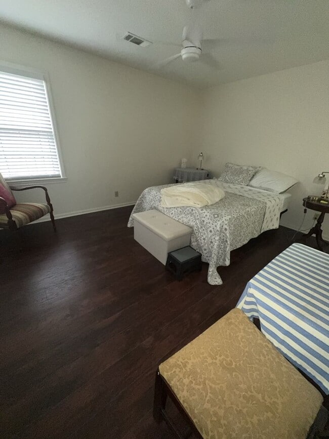 Building Photo - r1423a