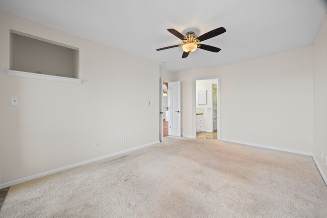 Building Photo - 372 Northwest Dr