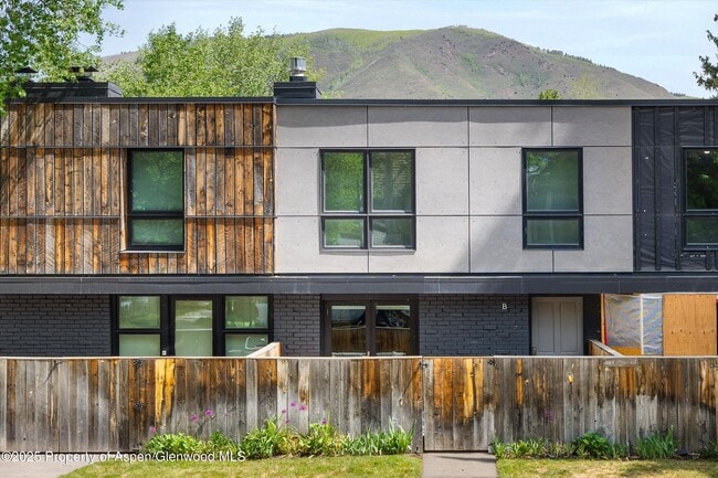 Building Photo - 250 S Original St