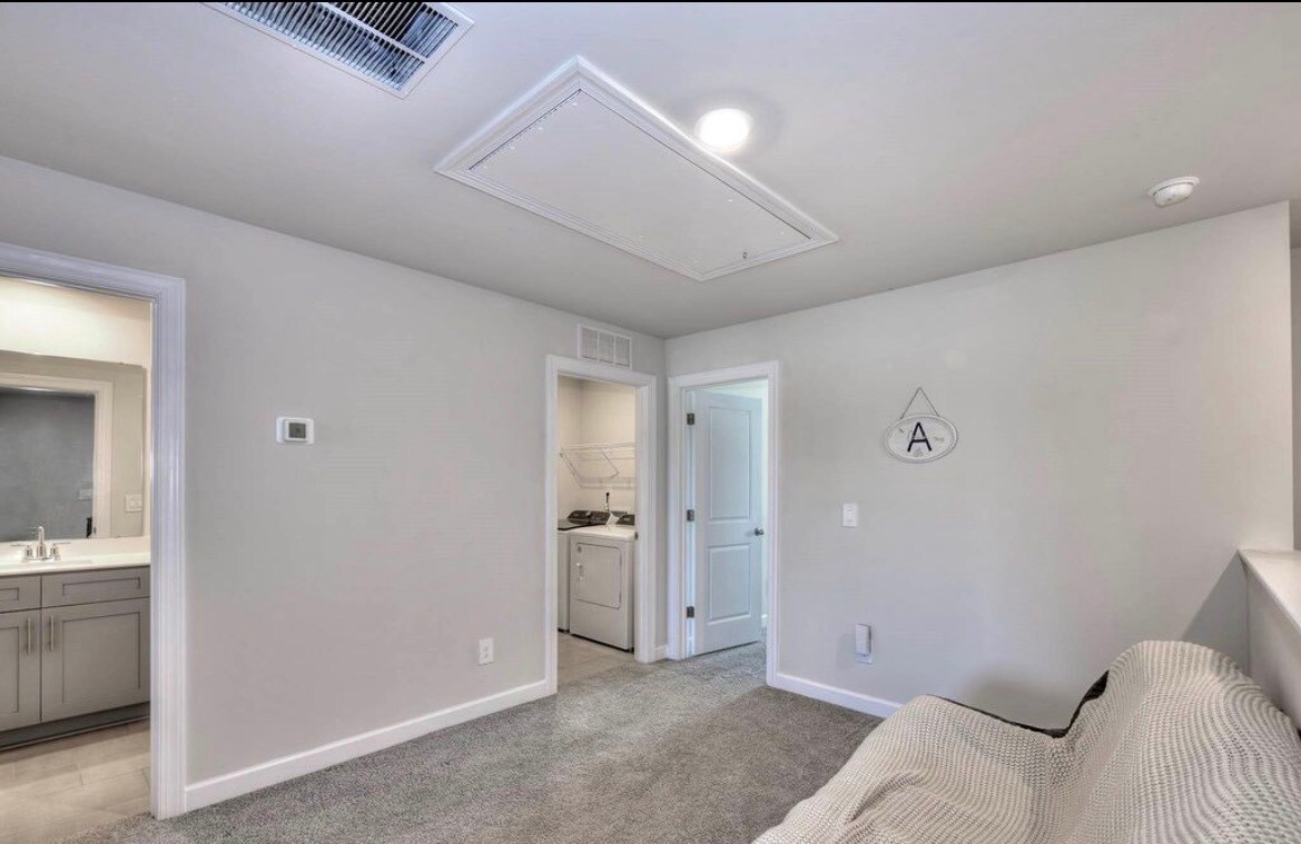 Building Photo - 1652 Village Grove Ln