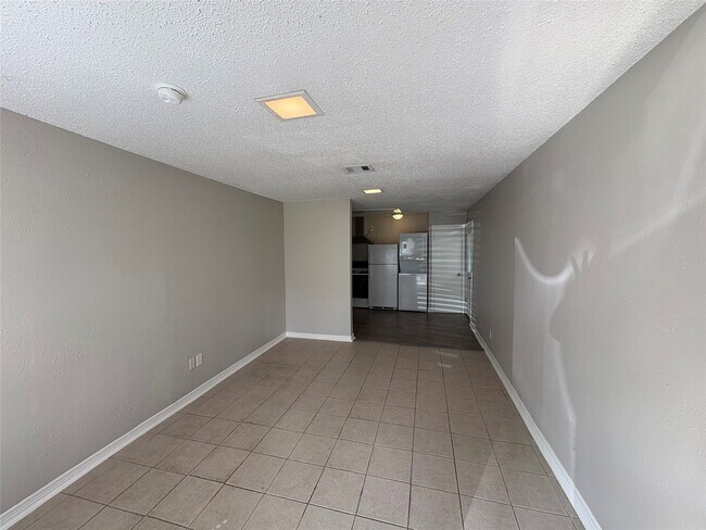 Building Photo - 400 S Poplar St