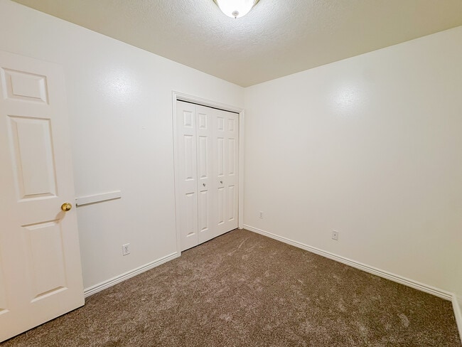 Building Photo - 1611 N Grandview Ln