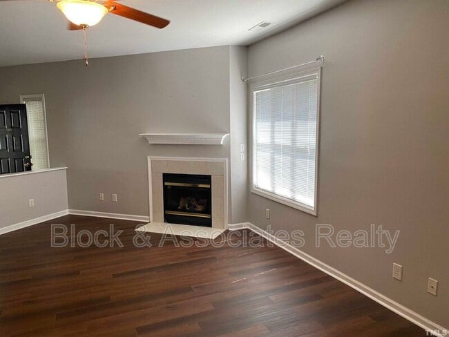 Building Photo - 2110 Breezeway Dr