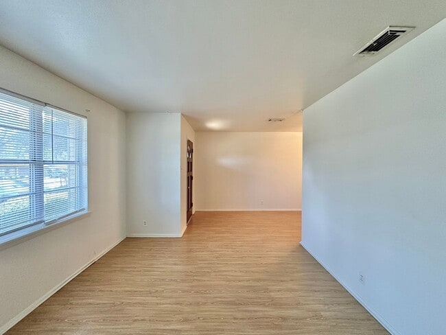 Building Photo - Discover this 3/2 home located in Mid-town...