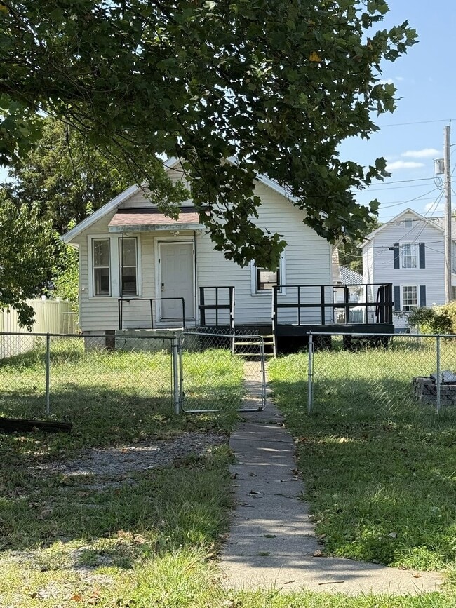 Building Photo - 442 Schaum Ave