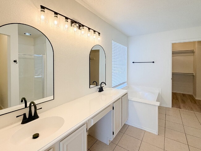 Building Photo - 4-Bedroom, 2.5-Bath, 2 Story Home in Fort Worth!