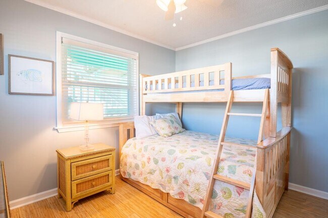 Building Photo - OFF-SEASON FURNISHED MONTHLY RENTAL AVAILA...