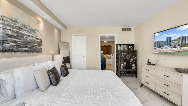 Building Photo - 3140 S Ocean Dr