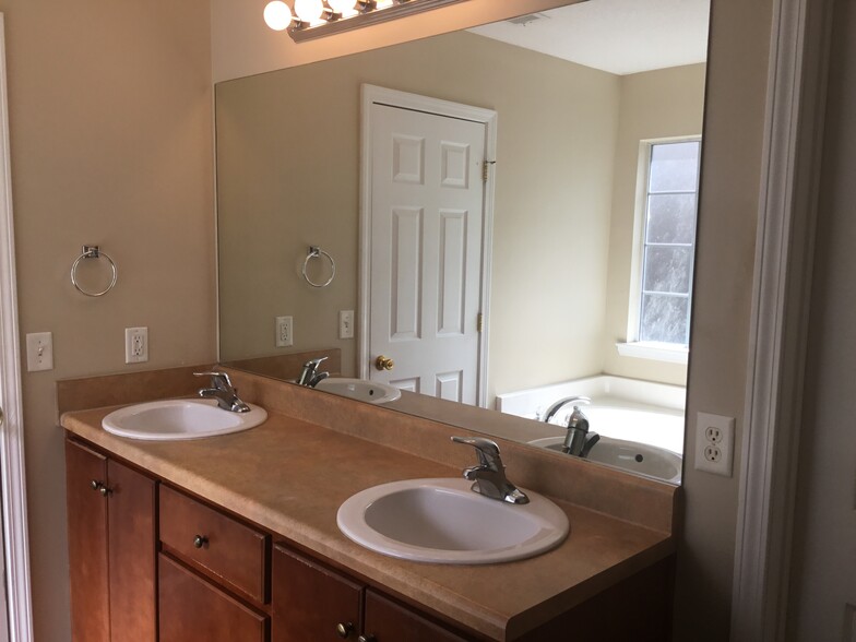 Building Photo - 55 Carlisle Ln