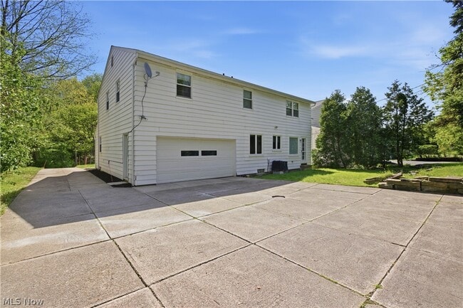 Building Photo - 2056 Laurel Hill Dr