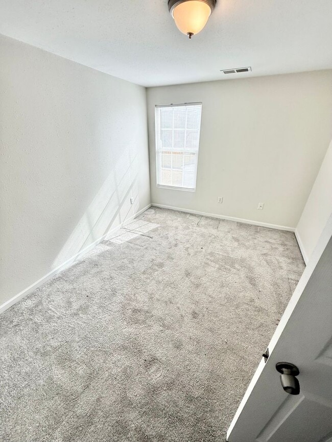 Building Photo - **4bed near MIL base- GRANITE/STAINLESS STEEL Appliances~ Roomates welcome!