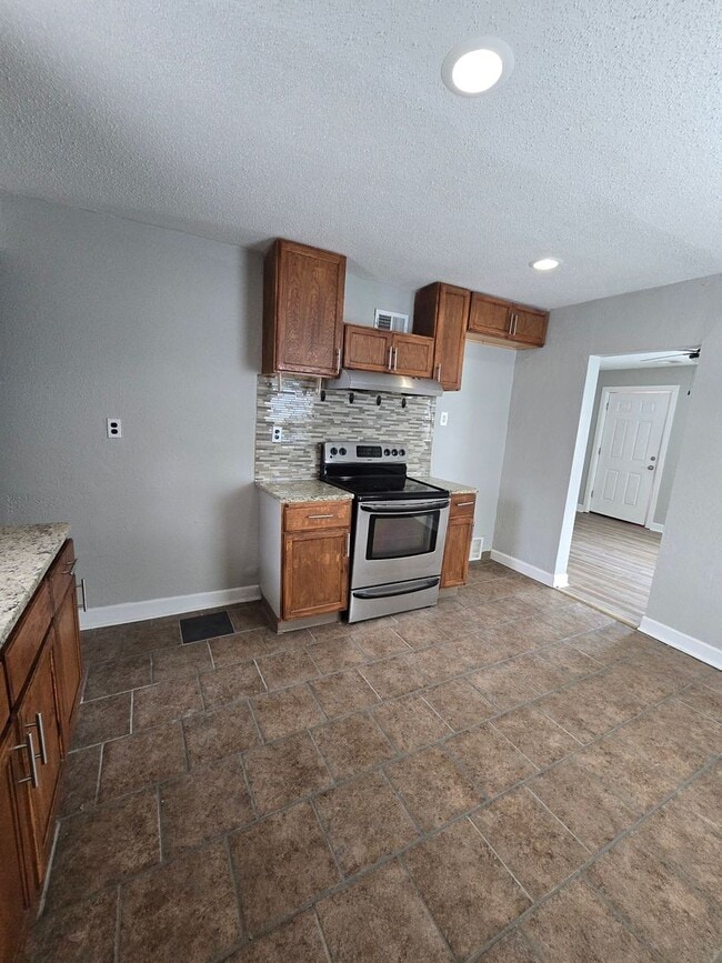 Building Photo - 2 bedrooms 1 bath renovated ready for move in