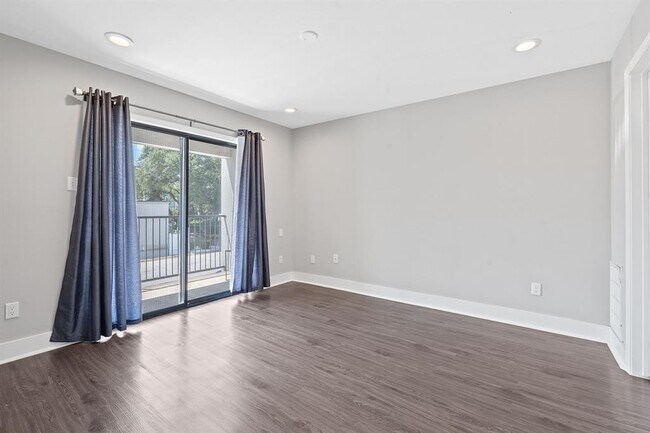 Building Photo - 935 La Posada Dr