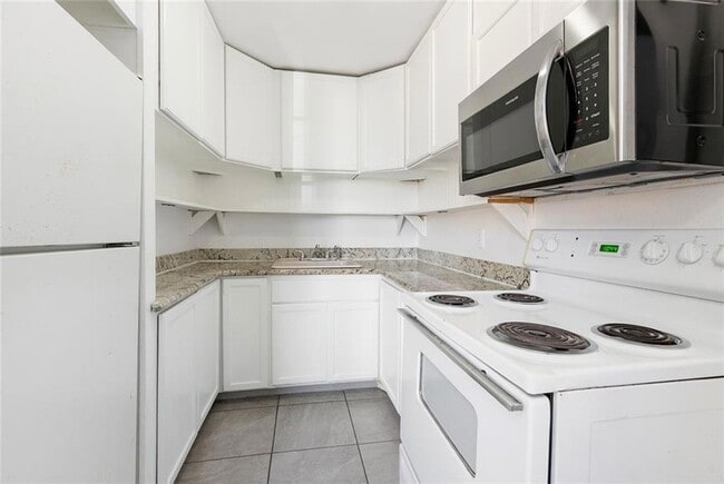 Building Photo - 1839 Touro St