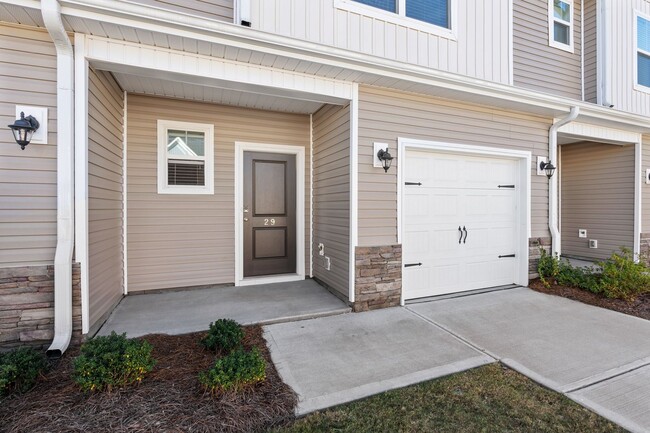 Building Photo - 3 BR, 2.5 BA Townhome, 6-12 month lease av...