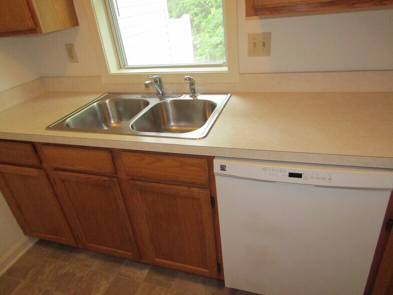 Building Photo - 52 Hilldale Dr