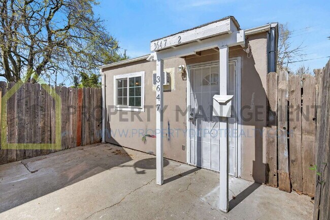 Building Photo - 3647 18th Ave