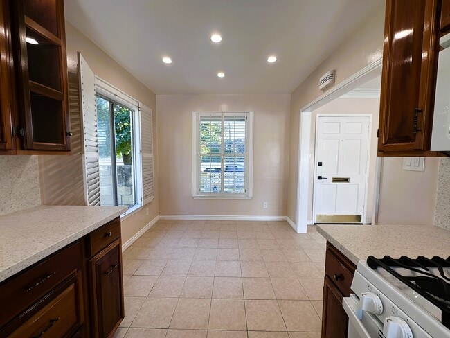Dining Area - 5639 E Spring St