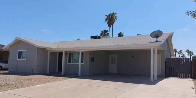 Front of House - 1233 W Manhatton Dr