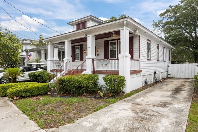 Building Photo - Incredibly Well Maintained & Beautiful Hom...