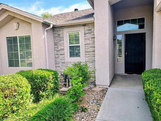 Building Photo - The 3-Bd , 2-Bth home is freshly renovated with new paint, new blinds and has newer appliances, w...