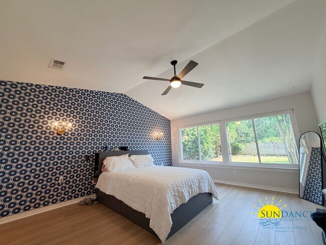 Building Photo - Stunning 3 Bedroom Home in Gulf Breeze with stand out accents!