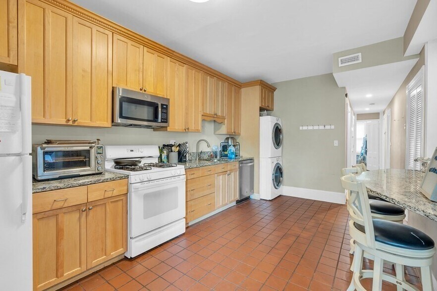 Building Photo - 5 Sachem St