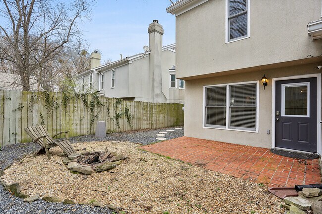 Building Photo - 1002 Defoors Landing NW