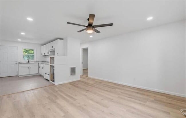 Building Photo - 610 N College Dr
