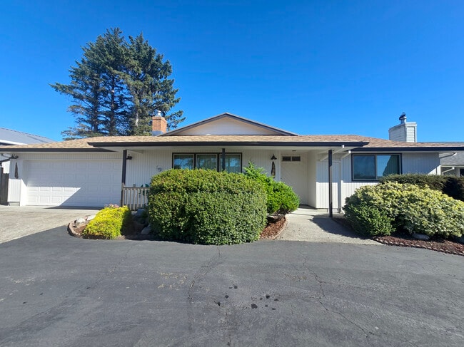 Building Photo - 164 N Harbor St