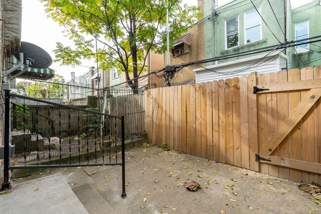 Building Photo - Newly remodeled 3 bedroom Grays Ferry Area