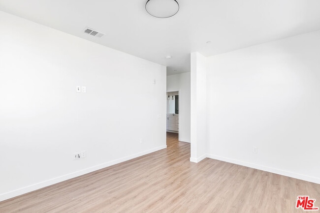 Building Photo - 747 Lillian Way