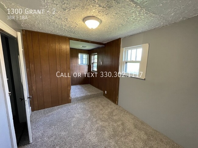 Building Photo - Second level Three bedroom One bathroom ap...