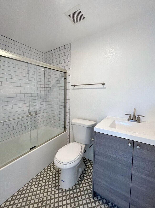 Building Photo - Striking 2BD/2.5 Bath Townhome in MidTown ...