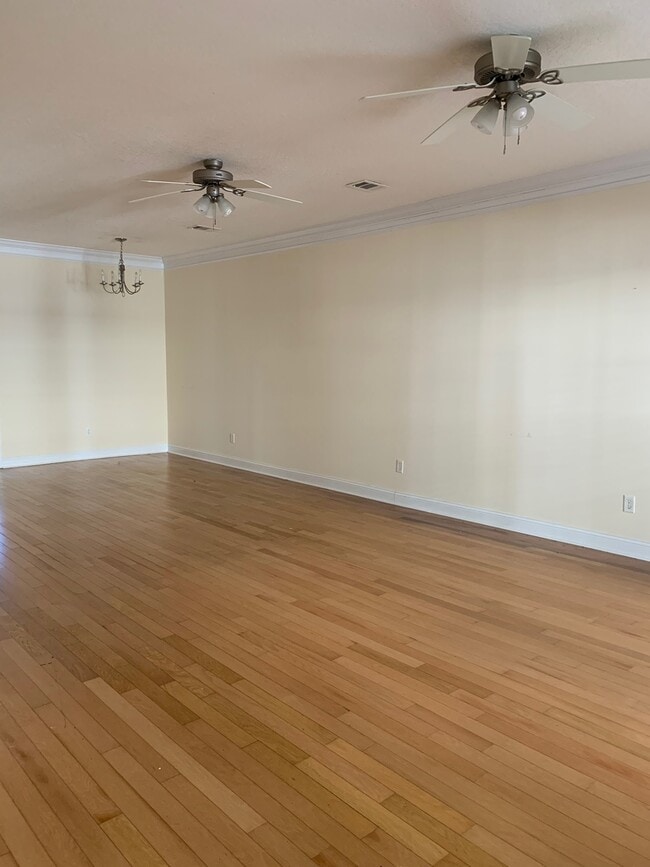 Building Photo - 408 Bradwell St