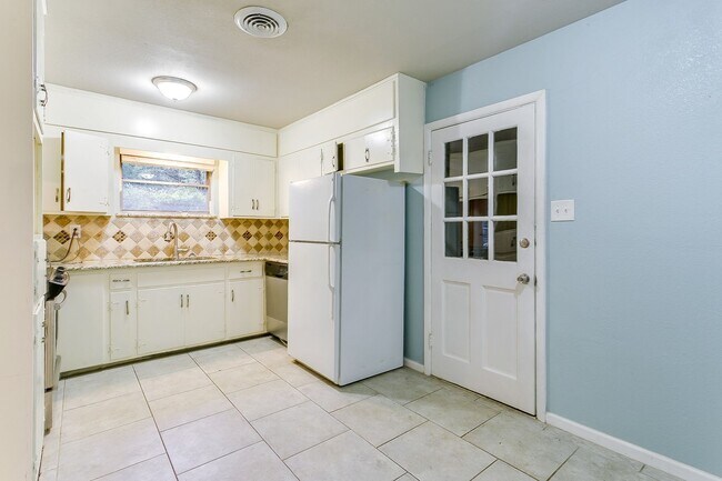 Building Photo - Ready for New Tenants- Large 3 bed, 2 bath...